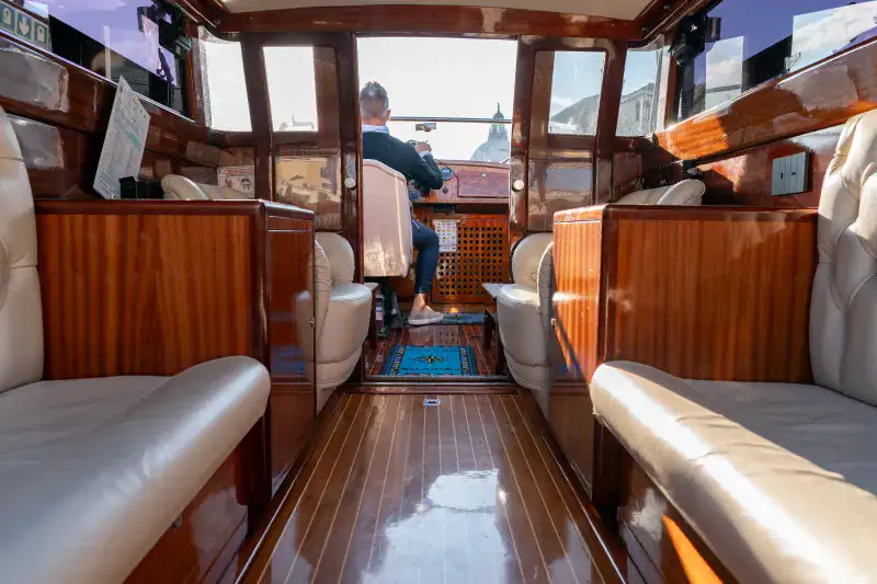 Tour of the Grand Canal on a luxury motorboat
