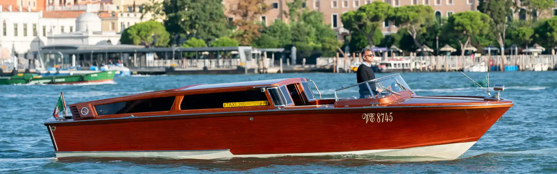 Tour of the Grand Canal on a luxury motorboat