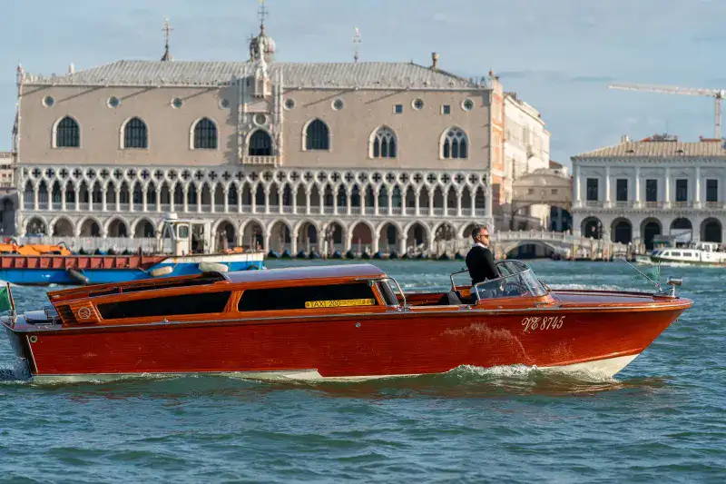 Tour of the Grand Canal on a luxury motorboat